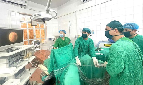 Đau lưng, tiểu buốt, bé trai 8 tuổi được phát hiện mắc bệnh ít gặp