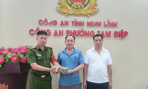 Đi làm sáng sớm, người đàn ông nhặt được nửa tỷ đồng trong chiếc cặp màu tím