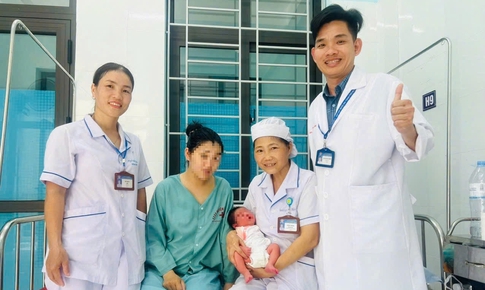 Cứu sống sản phụ nguy kịch sau khi sinh con trên xe khách