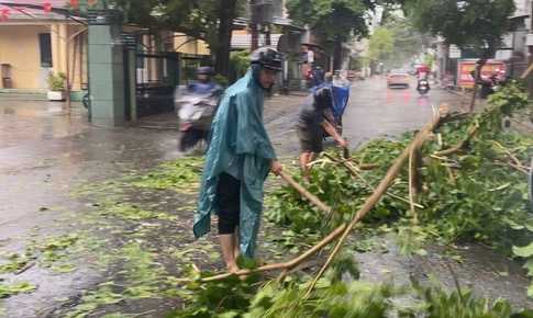 Dông lốc làm 1 người bị thương, nhiều nhà dân tốc mái ở Huế