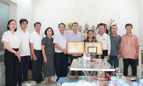 Trao bằng khen cho cá nhân, gia đình có nghĩa cử hiến tạng cứu người