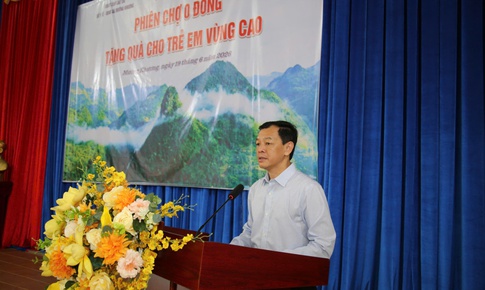 Gần 2,4 tỷ đồng đến với trẻ em khó khăn vùng biên Lào Cai qua phiên chợ 0 đồng
