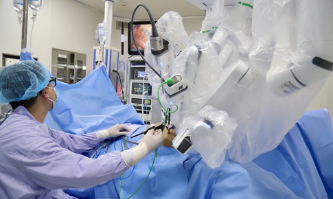 Chủ quan với dấu hiệu đi ngoài ra máu, người đàn ông 42 tuổi 'sốc' vì ung thư trực tràng