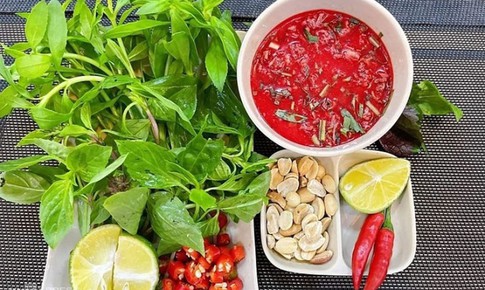 Ăn tiết canh ở quán, 9 người nhập viện