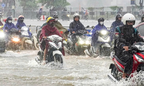 Cảnh báo ngập lụt nhiều tuyến phố nội thành Hà Nội do mưa lớn