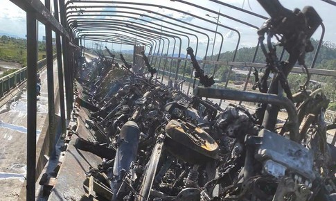 Ô tô tải chở xe máy bốc cháy dữ dội khi qua cầu cầu Bến Thủy 2
