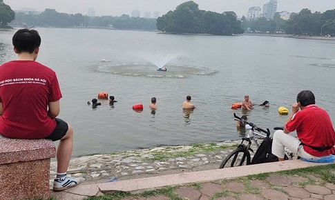 Hà Nội: Bãi xe Công viên Thống Nhất phình to, hồ cấm vẫn có người bơi