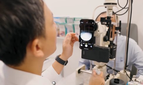 Mổ cườm mắt chỉ 15 phút, người đàn ông 62 tuổi nhìn rõ cả xa lẫn gần mà không cần kính