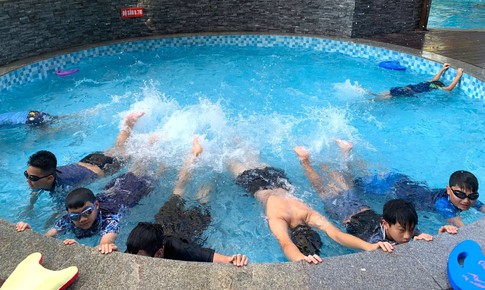 ‘Cơn sốt’ học bơi mùa hè và những lưu ý cho cha mẹ