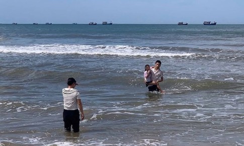 Nam sinh ở Quảng Trị lao ra biển cứu bé gái bị sóng cuốn