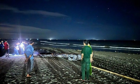 Tìm thấy thi thể bé trai 13 tuổi mất tích khi đi tắm biển cùng bố