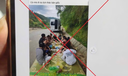 Du khách trải chiếu ngồi ăn uống dưới lòng đường tại khu vực thác Bản Giốc bị lập biên bản