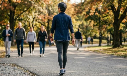 Đi bộ lùi có tốt cho khớp gối sau tuổi 50?