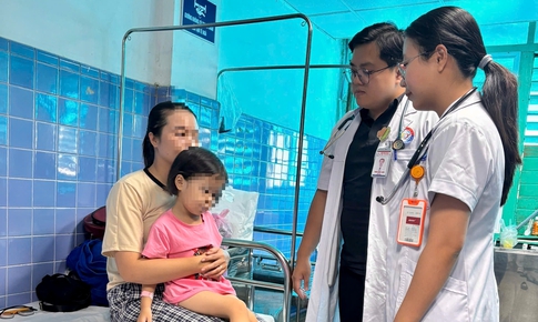  Búi tóc lớn nằm trong dạ dày cháu bé 4 tuổi