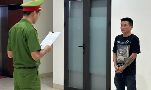 Say xỉn, Phan Minh Trí lái xe bán tải tông quán nhậu rồi lao thẳng tới trụ sở công an thách thức