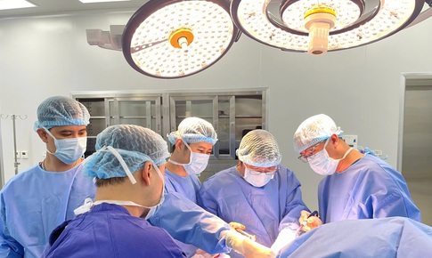 Vinmec Hải Phòng áp dụng thành công kỹ thuật thay khớp vai đảo ngược cho bệnh nhân người Anh