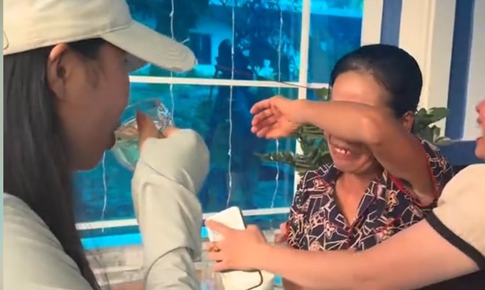 Con gái bất ngờ từ Nhật trở về sau 3 năm xa nhà, phản ứng của người mẹ khiến ai cũng xúc động