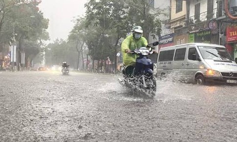 Cảnh báo dông lốc nội thành Hà Nội