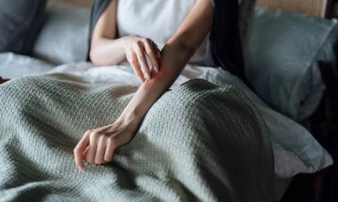 Ngứa da nhiều ban đêm cảnh giác với suy thận