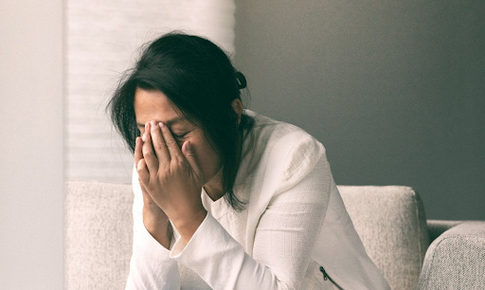 Lý do phụ nữ tiền mãn kinh dễ bị đau đầu