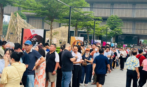 Xếp hàng dài nhận vé vào xem Quy hoạch tổng thể Thủ đô tầm nhìn 100 năm, người dân mong tận mắt thấy tương lai của Hà Nội