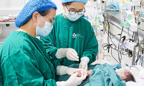 Bé trai ngoại quốc bị vàng da sơ sinh hiếm gặp được bác sĩ Việt cứu sống ngoạn mục