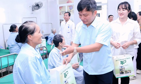 Trao yêu thương đến bệnh nhân khó khăn đang điều trị tại các cơ sở y tế ở Nghệ An