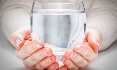 Nhịn ăn chỉ uống nước để giảm cân, thải độc có tác hại gì?