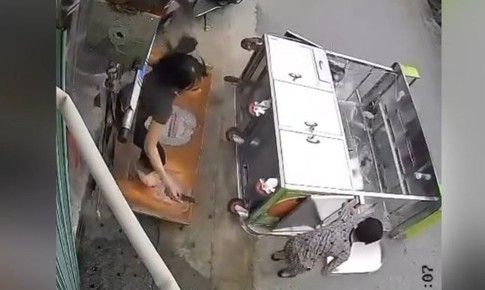 Vừa nghỉ hè, con trai đu quầy bán nước mới khai trương của mẹ vỡ tan tành 