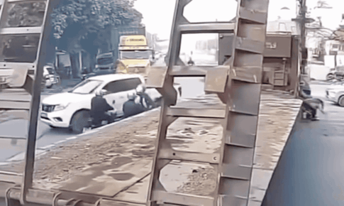 Video cô gái thoát nạn trong gang tấc vì đi vào điểm mù xe tải 