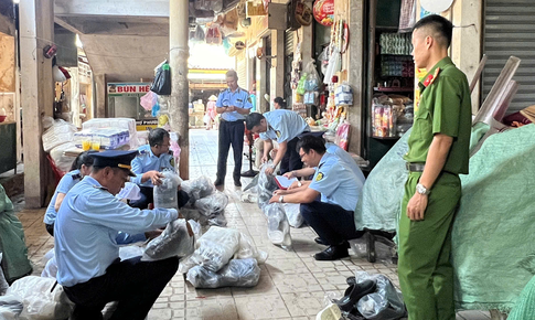Bày bán công khai lượng lớn sản phẩm giả mạo nhãn hiệu nổi tiếng được bảo hộ