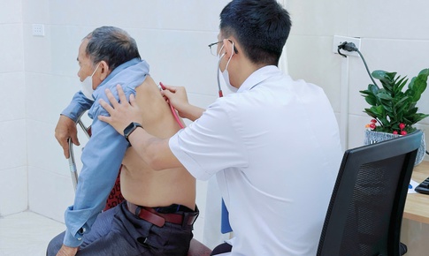 Gần 200 người cao tuổi được khám, sàng lọc bệnh hô hấp miễn phí