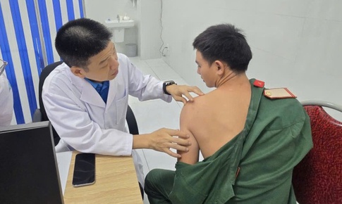 Bệnh viện Da liễu Trung ương hỗ trợ chuyên môn, khám bệnh cho quân và dân tại Côn Đảo