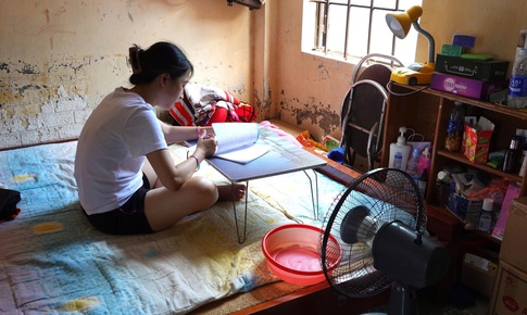 Phòng trọ mái tôn thành 'lò nung', sinh viên tìm đủ cách tránh nóng