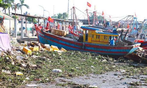 Rác thải bủa vây khu neo đậu tàu thuyền ven biển Nghệ An