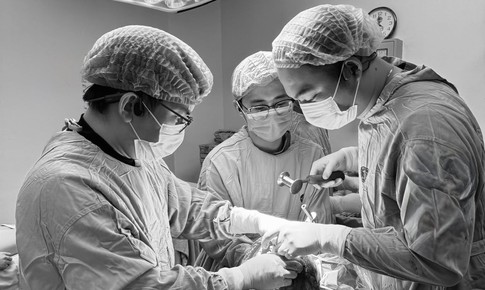 Từ ngồi xe lăn đến đạp xe đưa con đi học, hành trình hồi sinh của bệnh nhân ung thư phổi giai đoạn cuối