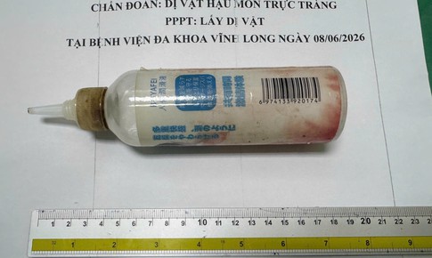 Chai nhựa dài 20cm mắc sâu trong trực tràng sau hành động tự xử của người đàn ông