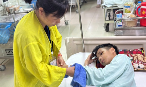 Bố câm điếc, nam sinh 16 tuổi cần phẫu thuật gấp sau tai nạn, gia đình lao đao vì không đủ tiền điều trị