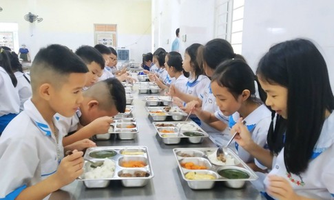 Cách giúp trẻ hình thành thói quen ăn uống lành mạnh trong ngày hè