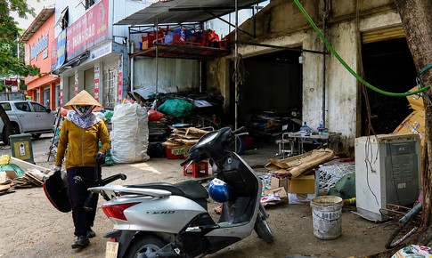 Kho phế liệu sát nhà dân: Nỗi lo sau vụ cháy cạnh chung cư