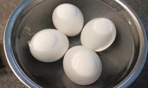 Có nên ngâm trứng vào nước lạnh sau khi luộc?