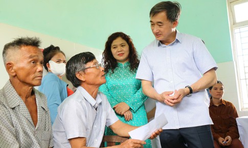 Thứ trưởng Bộ Y tế Trần Văn Thuấn dự chương trình khám sức khỏe miễn phí toàn dân tại Huế