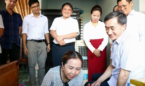 Thứ trưởng Bộ Y tế Trần Văn Thuấn thăm Mẹ Việt Nam Anh hùng, trao tặng quà bệnh nhân ung thư ở Huế
