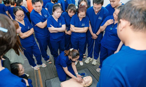 Long Châu hợp lực Bệnh viện Bạch Mai chuẩn hóa kỹ năng sơ cấp cứu cho dược sĩ, sẵn sàng ứng phó tình huống khẩn cấp
