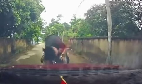Vừa lái xe vừa mải xem điện thoại, người đàn ông lao thẳng vào đầu ô tô