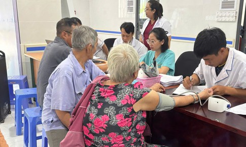 Số lượt khám sức khỏe định kỳ miễn phí tại TPHCM tăng trong tuần thứ 7 triển khai