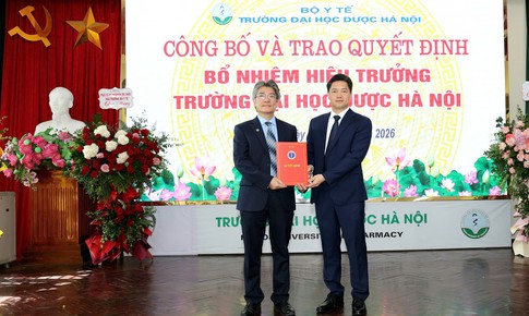Thứ trưởng Thường trực Vũ Mạnh Hà trao quyết định bổ nhiệm Hiệu trưởng Trường Đại học Dược Hà Nội