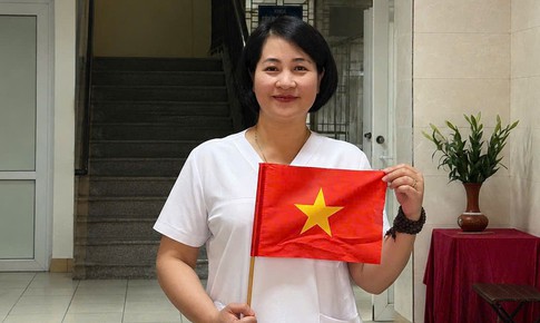 Giám đốc Sở Y tế Hà Nội khen thưởng nữ điều dưỡng cứu sống nam thanh niên ngừng tuần hoàn trong quán cà phê