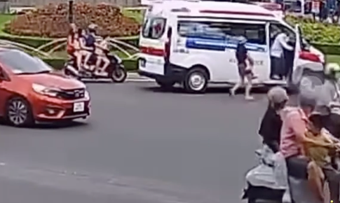 Vẫy xe cấp cứu giữa vòng xoay cứu bé trai ngất lịm, nữ điều dưỡng kể lại giây phút quyết định