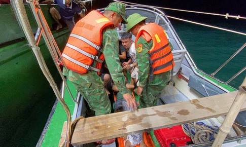 Biên phòng Nghệ An kịp thời cứu thuyền viên bị tai nạn lao động trên biển